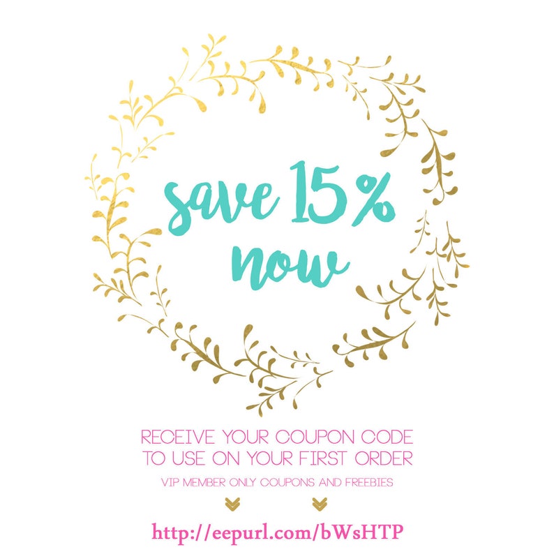 Puede incluir: Fondo blanco con una corona floral dorada que rodea el texto "save 15% now" en turquesa. Debajo, el texto dice "RECEIVE YOUR COUPON CODE TO USE ON YOUR FIRST ORDER" y "VIP MEMBER ONLY COUPONS AND FREEBIES". Una URL est&aacute; en la parte inferior.
