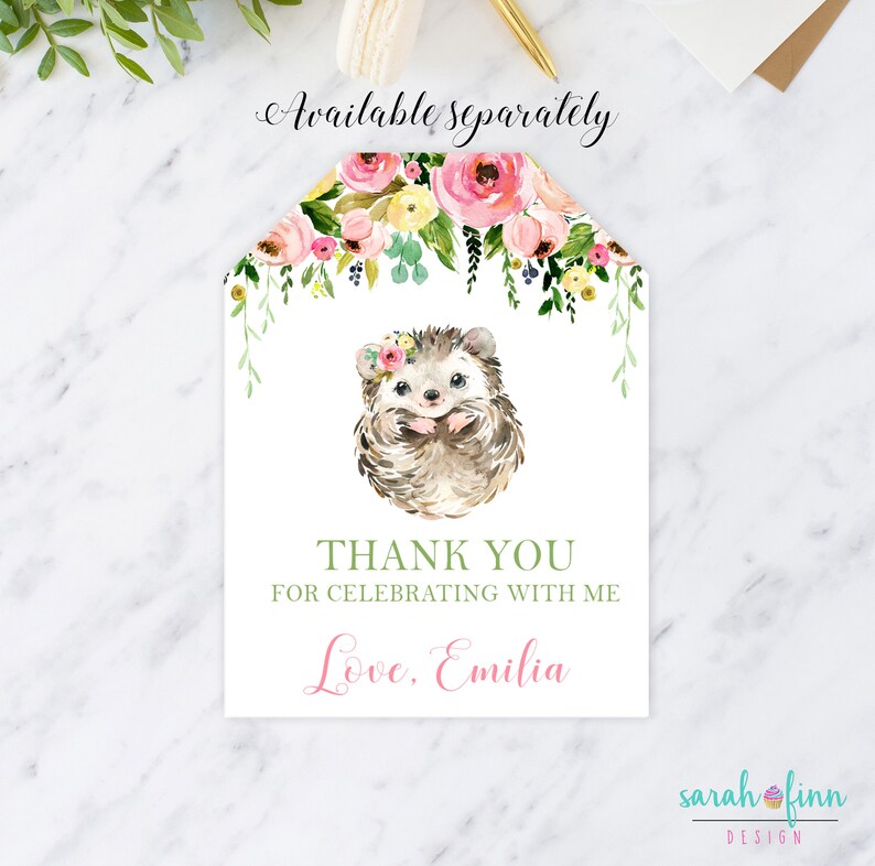 Puede incluir: Una etiqueta blanca con una ilustraci&oacute;n de acuarela de un erizo con una corona floral. La etiqueta presenta el texto "THANK YOU FOR CELEBRATING WITH ME" y "Love, Emilia" en escritura rosa, con las palabras "Available separately" en la parte superior.