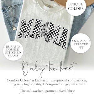 Peut inclure: T-shirt blanc avec un motif en damier noir et blanc qui &eacute;pelle "MAMA" avec un pilote de motocross au milieu. Le texte "Only the best" est &eacute;crit en cursive sous le motif. Le t-shirt a une coupe d&eacute;contract&eacute;e et est fabriqu&eacute; avec du coton peign&eacute; ring-spun de haute qualit&eacute;, cultiv&eacute; aux &Eacute;tats-Unis.