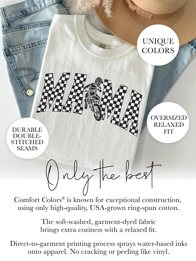 Peut inclure: T-shirt blanc avec un motif en damier noir et blanc qui &eacute;pelle "MAMA" avec un pilote de motocross au milieu. Le texte "Only the best" est &eacute;crit en cursive sous le motif. Le t-shirt a une coupe d&eacute;contract&eacute;e et est fabriqu&eacute; avec du coton peign&eacute; ring-spun de haute qualit&eacute;, cultiv&eacute; aux &Eacute;tats-Unis.