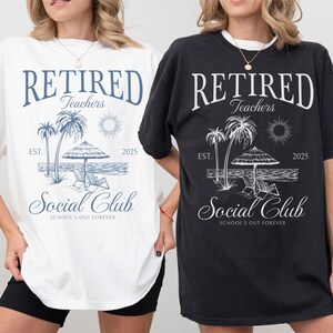 Puede incluir: Camisetas blancas y negras con un dise&ntilde;o de "Retired Teachers Social Club". El dise&ntilde;o incluye palmeras, una escena de playa y el texto "Schools Out Forever". Las camisetas son holgadas y c&oacute;modas.