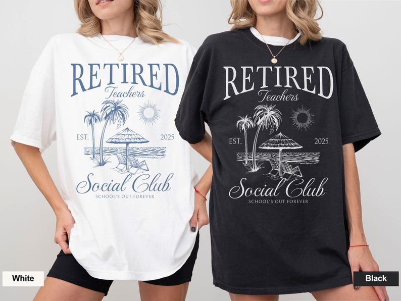 Puede incluir: Camisetas blancas y negras con un dise&ntilde;o de "Retired Teachers Social Club". El dise&ntilde;o incluye palmeras, una escena de playa y el texto "Schools Out Forever". Las camisetas son holgadas y c&oacute;modas.