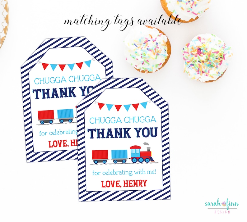 Peut inclure: Deux &eacute;tiquettes de remerciement ray&eacute;es bleu et blanc avec un motif de train rouge, bleu et blanc. Le texte sur les &eacute;tiquettes est "Chugga Chugga Thank You" et "for celebrating with me! Love, Henry".