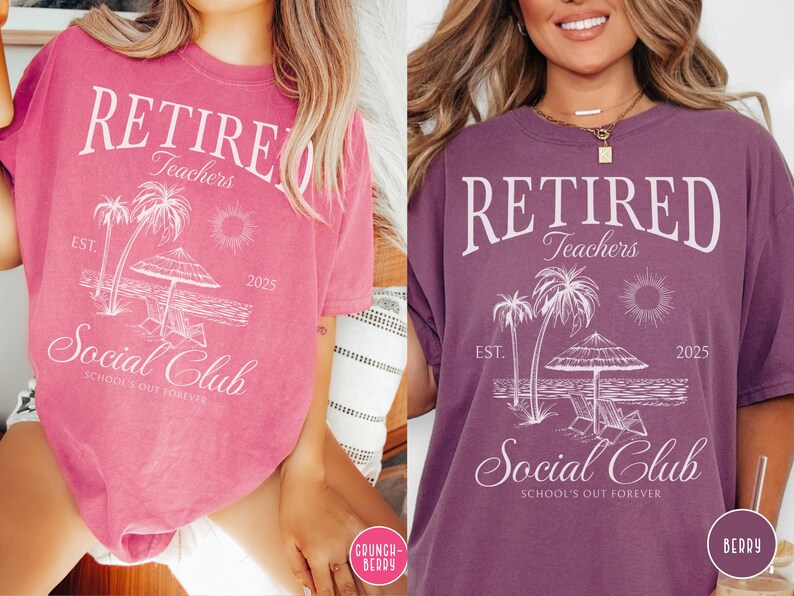 Puede incluir: Dos camisetas, una rosa y otra morada, cada una con un gr&aacute;fico blanco. El gr&aacute;fico incluye las palabras "Retired Teachers Social Club" con palmeras, una sombrilla y el a&ntilde;o 2025. Tambi&eacute;n se incluye la frase "School's Out Forever".