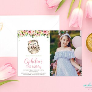 Puede incluir: Una invitaci&oacute;n de cumplea&ntilde;os con una ilustraci&oacute;n de acuarela de un erizo y detalles florales. La invitaci&oacute;n incluye una foto de una ni&ntilde;a con un vestido azul, globos rosas y el texto "Ophelia's 10th birthday".
