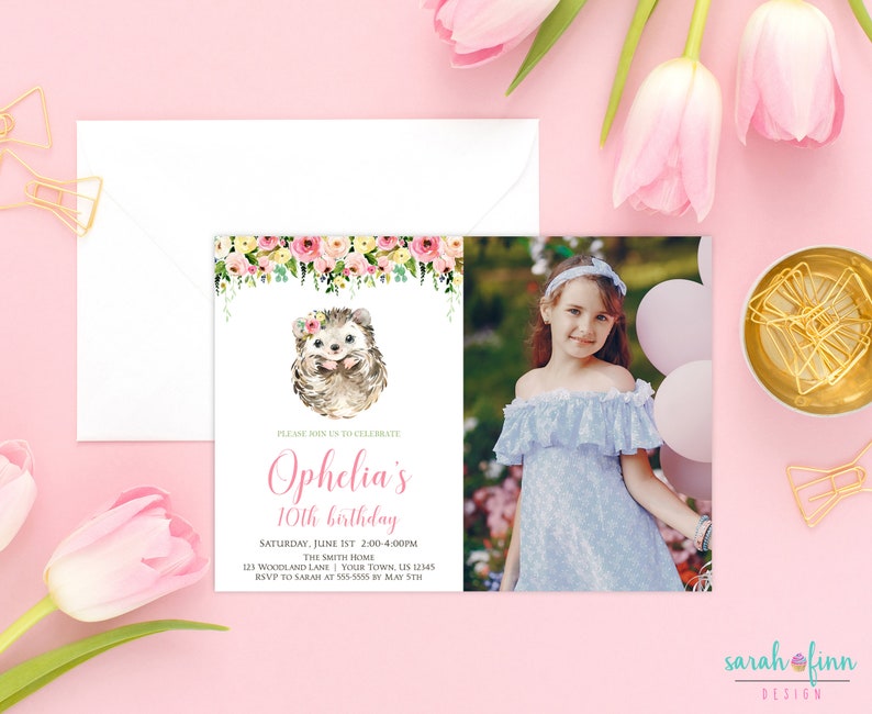 Puede incluir: Una invitaci&oacute;n de cumplea&ntilde;os con una ilustraci&oacute;n de acuarela de un erizo y detalles florales. La invitaci&oacute;n incluye una foto de una ni&ntilde;a con un vestido azul, globos rosas y el texto "Ophelia's 10th birthday".