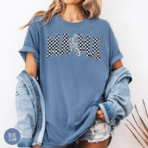 T-shirt motocross, coupe décontractée, couleurs confortables, idéal pour les journées de course. T-shirt motocross à damier, cadeau parfait pour les mamans de motards. Blue Jean