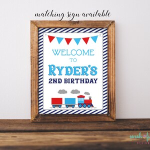 Peut inclure: Une affiche imprimable pour une f&ecirc;te de 2&egrave;me anniversaire avec un fond ray&eacute; bleu et blanc. L'affiche dit "Bienvenue &agrave; Ryder's 2nd Birthday" avec un train rouge et une guirlande bleue et rouge.