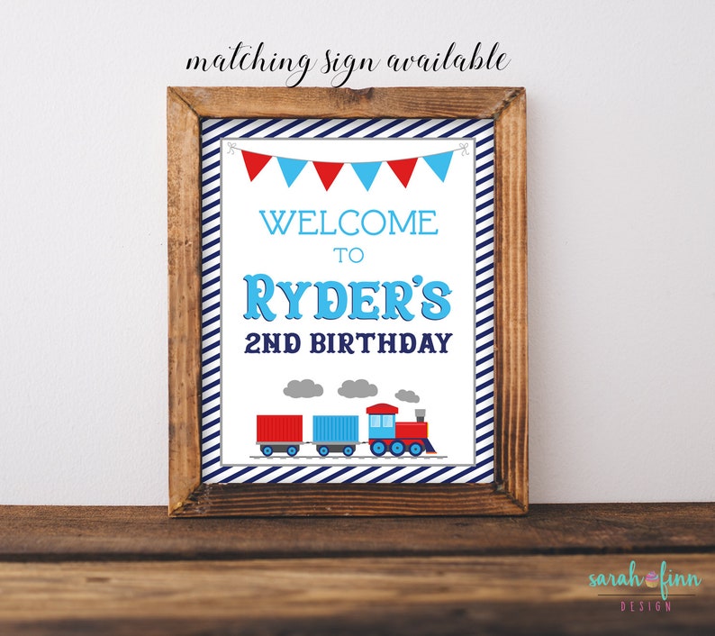 Peut inclure: Une affiche imprimable pour une f&ecirc;te de 2&egrave;me anniversaire avec un fond ray&eacute; bleu et blanc. L'affiche dit "Bienvenue &agrave; Ryder's 2nd Birthday" avec un train rouge et une guirlande bleue et rouge.