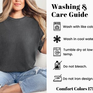 K&ouml;nnte beinhalten: Ein anthrazitfarbenes Kurzarm-T-Shirt kombiniert mit einer hellblauen Jeans im Used-Look. Daneben befindet sich eine Waschanleitung mit Symbolen und Text: Wash with like colors, Wash in cool water, Tumble dry at low-temp, Do not bleach, Do not iron design. Comfort Colors 1717.