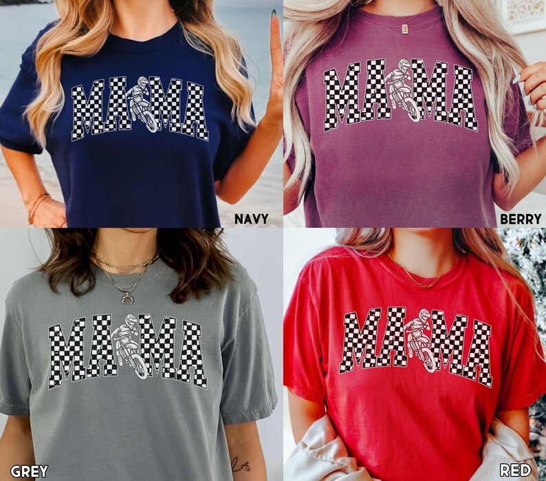 Peut inclure: Un t-shirt avec un motif &agrave; carreaux et le mot "MAMA" en lettres blanches. Le motif comprend &eacute;galement une silhouette d'un pilote de motocross. Le t-shirt est disponible en quatre couleurs : marine, baie, gris et rouge.
