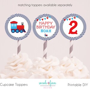 Peut inclure: Trois toppers de cupcake imprimables avec un fond ray&eacute; bleu et blanc. Le premier topper repr&eacute;sente un train jouet rouge et bleu. Le deuxi&egrave;me topper dit "Joyeux anniversaire Noah" avec des drapeaux rouges et bleus. Le troisi&egrave;me topper a un num&eacute;ro 2 rouge.