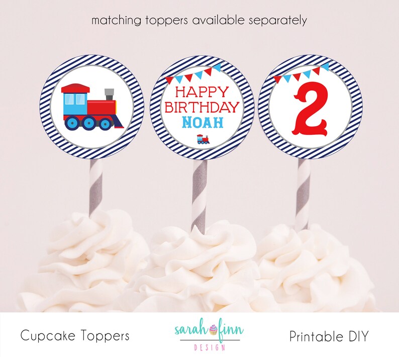 Peut inclure: Trois toppers de cupcake imprimables avec un fond ray&eacute; bleu et blanc. Le premier topper repr&eacute;sente un train jouet rouge et bleu. Le deuxi&egrave;me topper dit "Joyeux anniversaire Noah" avec des drapeaux rouges et bleus. Le troisi&egrave;me topper a un num&eacute;ro 2 rouge.