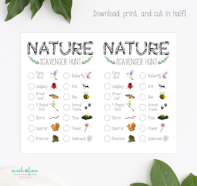 Op de afbeelding: Een printbare natuur-speurtocht checklist met illustraties van een vliegende vogel, een vlinder, een lieveheersbeestje, een mier, een bruin blad, een bij, een Y-vormige stok, dierenpootjes, een worm, mos, een eekhoorn, een bloem, een dennenappel en een spinnenweb.