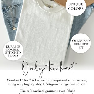 Puede incluir: Una camiseta blanca Comfort Colors con el texto "Only the best". La camiseta se muestra con vaqueros azules, un collar y un sombrero color canela. Cuenta con costuras dobles duraderas y un ajuste holgado de gran tama&ntilde;o.
