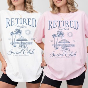 Puede incluir: Camisetas blancas y rosas con un gr&aacute;fico azul que dice "Retired Teachers Social Club". El dise&ntilde;o incluye palmeras, una sombrilla de playa y el texto "School's Out Forever".