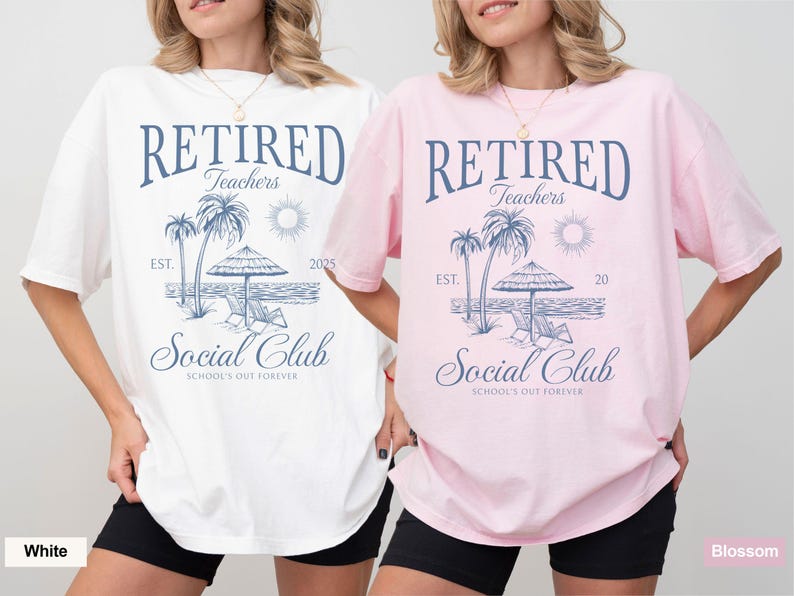 Puede incluir: Camisetas blancas y rosas con un gr&aacute;fico azul que dice "Retired Teachers Social Club". El dise&ntilde;o incluye palmeras, una sombrilla de playa y el texto "School's Out Forever".