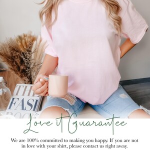 Puede incluir: Una camiseta rosa con el texto "Love it Guarantee" en letras verdes. El texto debajo dice: "Estamos 100% comprometidos a hacerte feliz. Si no est&aacute;s enamorado de tu camiseta, ponte en contacto con nosotros de inmediato. Todos los art&iacute;culos se hacen por encargo, por lo que no aceptamos devoluciones, pero se puede enviar un reemplazo si hay alg&uacute;n problema. Gracias por apoyar nuestro peque&ntilde;o negocio familiar. :)"