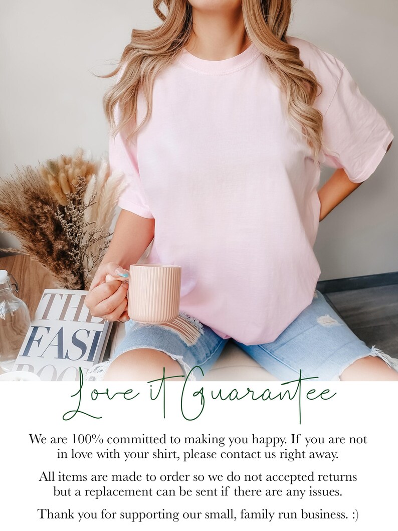 Puede incluir: Una camiseta rosa con el texto "Love it Guarantee" en letras verdes. El texto debajo dice: "Estamos 100% comprometidos a hacerte feliz. Si no est&aacute;s enamorado de tu camiseta, ponte en contacto con nosotros de inmediato. Todos los art&iacute;culos se hacen por encargo, por lo que no aceptamos devoluciones, pero se puede enviar un reemplazo si hay alg&uacute;n problema. Gracias por apoyar nuestro peque&ntilde;o negocio familiar. :)"