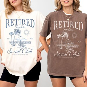 Puede incluir: Camisetas de color marfil y espresso con el texto "RETIRED Teachers Social Club" y un gr&aacute;fico de escena de playa. El dise&ntilde;o incluye palmeras, un sol y el a&ntilde;o 2025. Las camisetas son ropa casual.