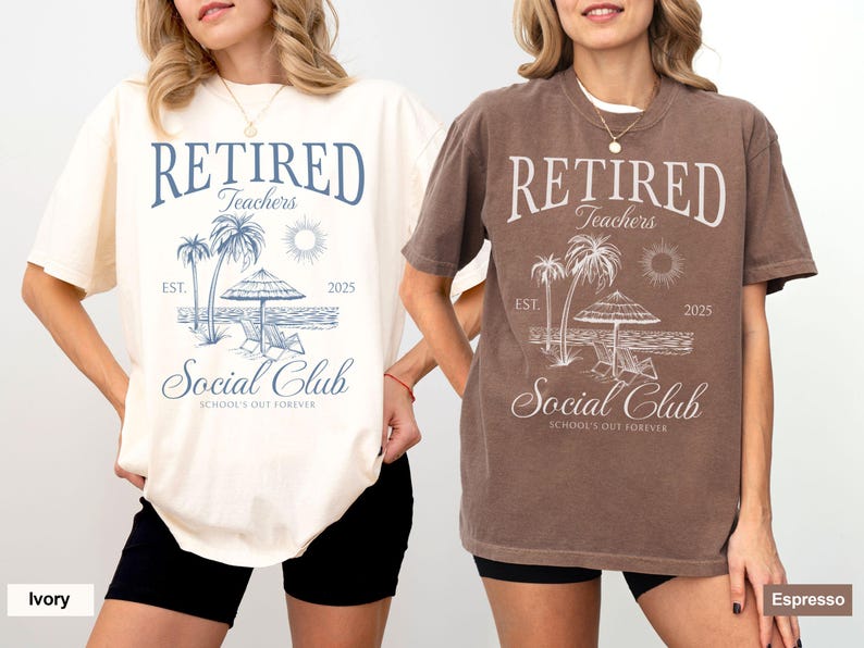 Puede incluir: Camisetas de color marfil y espresso con el texto "RETIRED Teachers Social Club" y un gr&aacute;fico de escena de playa. El dise&ntilde;o incluye palmeras, un sol y el a&ntilde;o 2025. Las camisetas son ropa casual.