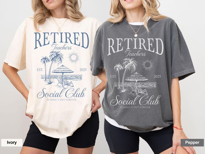 Puede incluir: Dos camisetas, una marfil y otra color pimienta, cada una con un dise&ntilde;o de playa. El dise&ntilde;o incluye las palabras "RETIRED Teachers Social Club" con palmeras, un sol y el a&ntilde;o 2025.