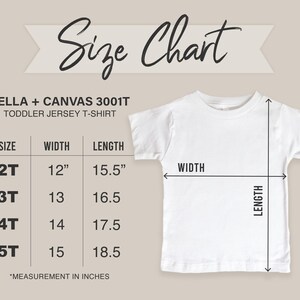 Pu&ograve; includere: Una maglietta in jersey bianca per bambini piccoli con una tabella delle taglie. La tabella mostra le misure in centimetri per le taglie 2T-5T. La larghezza varia da 30,5 cm a 38 cm e la lunghezza da 39,4 cm a 47 cm.