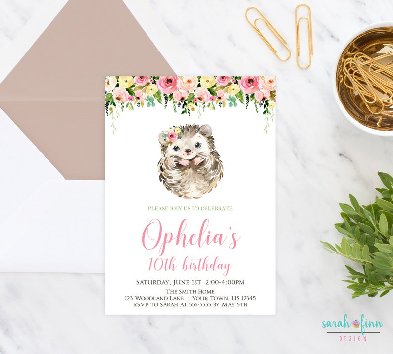 Puede incluir: Una invitaci&oacute;n de cumplea&ntilde;os con un erizo de acuarela con una corona de flores. La invitaci&oacute;n tiene un borde floral con flores rosas y amarillas. El texto dice "10&ordm; cumplea&ntilde;os de Ophelia" en escritura rosa, con detalles del evento a continuaci&oacute;n.