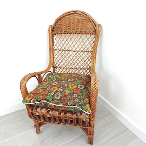 Französischer Vintage handgewebter Rattan-Kindersessel, handgefertigter Kleinkindstuhl mit Armlehnen und Kissen