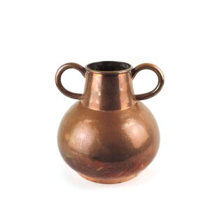 Könnte beinhalten: Eine kleine Kupfervase mit zwei Henkeln. Die Vase hat einen runden Körper und eine leicht ausgestellte Oberseite.