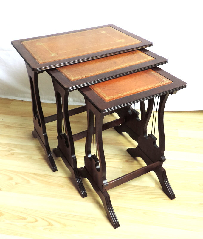 tables gigognes vintage françaises avec plateau en cuir et bois massif pieds forme de harpe