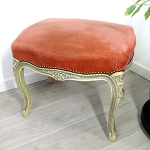 Französischer Vintage Ottomane Fußhocker im Louis XV Stil mit rosafarbenem samtgepolstertem Sitz