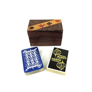 Jeu de cartes publicitaires vintage français dans une boîte en bois, articles de bar français vintage