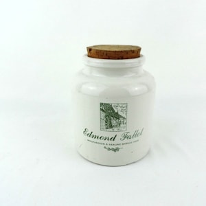 Puede incluir: Tarro de cerámica blanca con tapa de corcho y letras verdes que dicen "Edmond Fallot Moutardier à Beaune Depuis 1840".