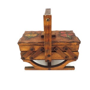 Petite boîte à couture vintage en bois sculpté avec roses gravées