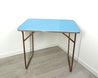 Franskt vintage 1960-tals hopfällbart campingbord med blå formica-skiva och metallben