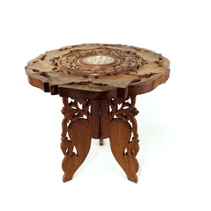 Tabouret trépied sculpté vintage de 33 cm de haut avec incrustations, tabouret pliant indien à trois pieds, support pour plante