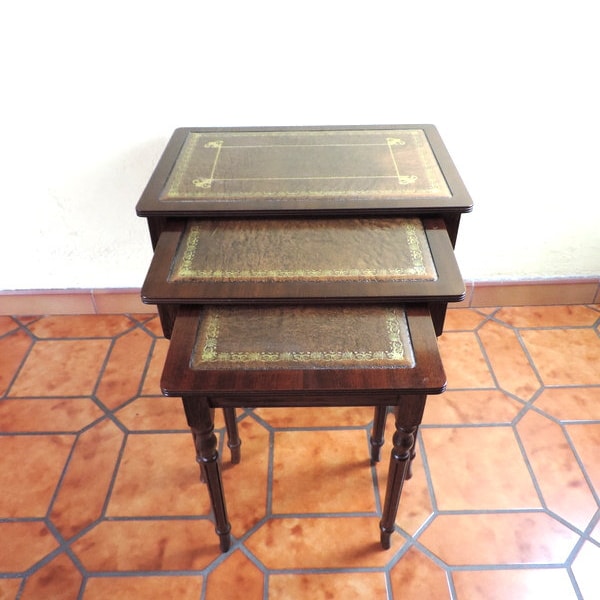 Tables gigognes vintage françaises en bois massif avec incrustations de cuir