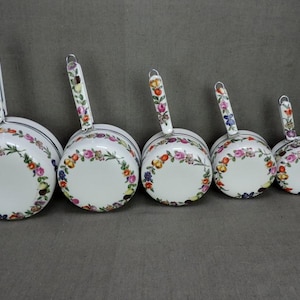 Lot de 5 Casseroles graduées vintage en porcelaine de Paris en aluminite de Frugier, France
