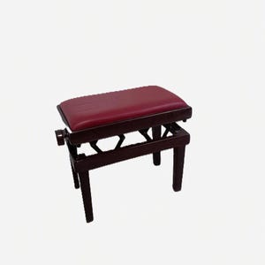 Può includere: Una panca per pianoforte rettangolare con telaio in legno marrone scuro e seduta imbottita rosso scuro. La base presenta quattro gambe dritte e una manopola laterale per la regolazione, con una struttura di supporto geometrica aperta.