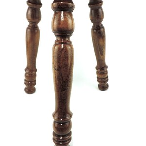 Rustikaler französischer Vintage-Milchhocker mit drei Beinen und gedrechselten Holzbeinen, 13 Zoll hoch Bild 4
