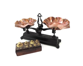 French Vintage Cast Iron Half Kilo Scale with Copper Plates and Brass Weights