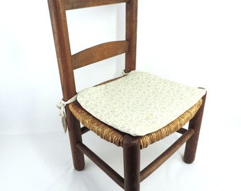Chaise vintage pour tout-petit en bois massif et assise en paille