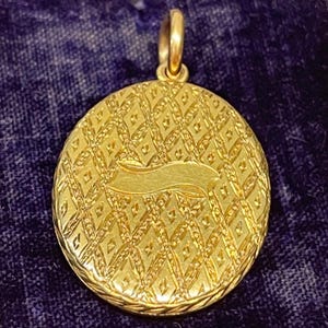 Early Victorian engraved 15-carat gold locket, c1850