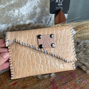 Cartera grande en relieve rosa claro / Cartera de piel rosa / Cartera / Piel hecha a mano / Cartera de piel / Piel en relieve / Haus of Anaïs