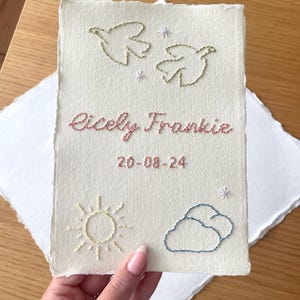 Personalisierte gestickte Kinderzimmer-Kunst - individuelle Babyname oder Symbole - Neugeborenen Geschenk für Babyparty, Andenken-Dekor - 100% Baumwolle