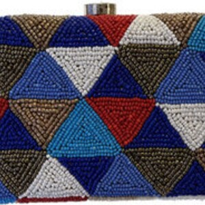 Cartera de mano con cuentas de colores