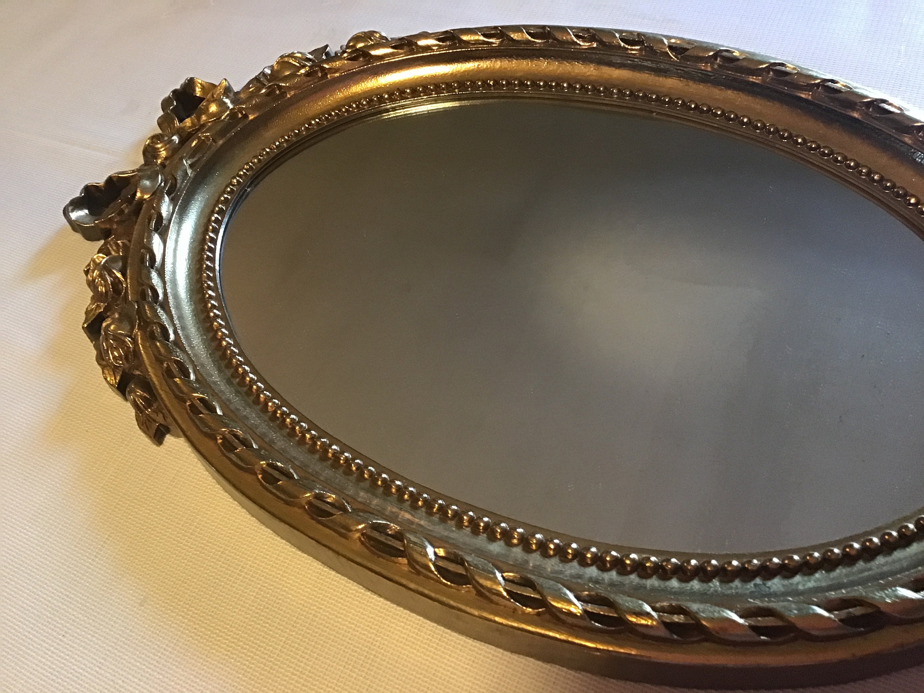 Espejo ovalado con marco color crema - ILUHOME