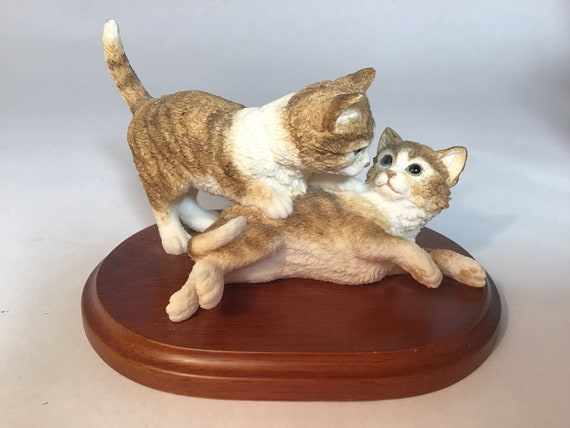 Figurine chat Stratford, petits chats en résine sur bois -  France