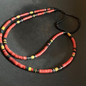 Halsband av gamla afrikanska heishi-pärlor i vulkanit med mattsvart glas bild 3